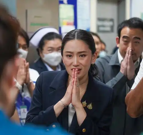38岁泰国美女总理震后乘地铁,脚踩香奈儿,对预警迟发感到愤怒