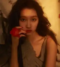 关晓彤改路线走慵懒风一头羊毛卷,美的像油画少女