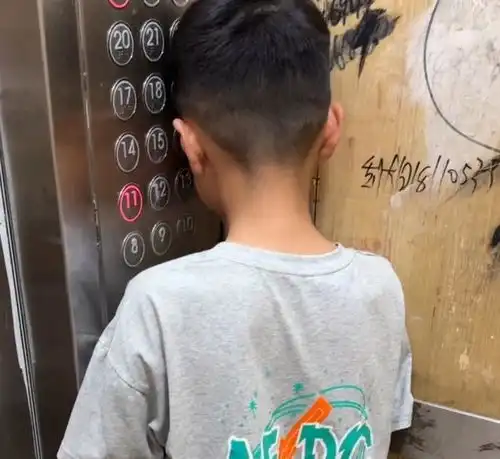 男孩坐电梯偶遇老师,瞬间变社恐蜷缩角落,一顿操作把老师乐坏了