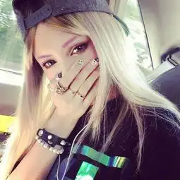 谁还记得当初爱时的模样青春美女图片