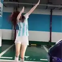 关于在地下车库的女生头像