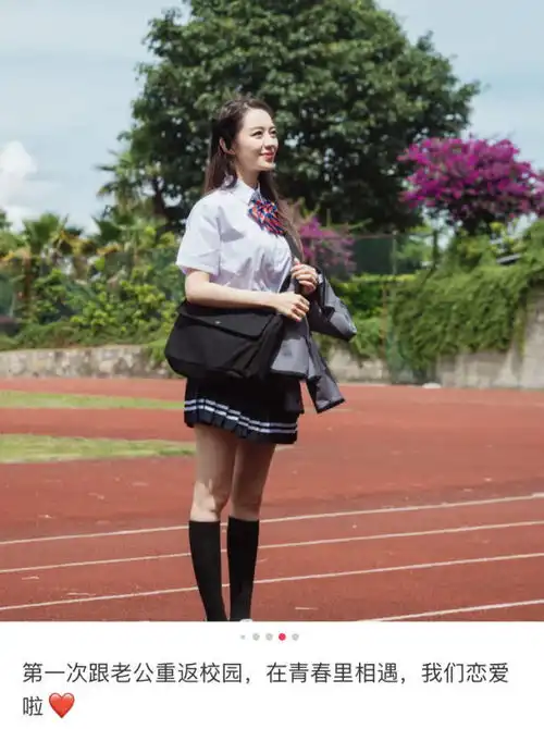 吉娜晒与老公郎朗恩爱同框,夫妻俩身穿校服宛若热恋中的小情侣