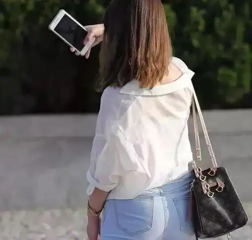 微胖女人的紧身牛仔裤,饱满紧绷的背影,裤子被撑到变形
