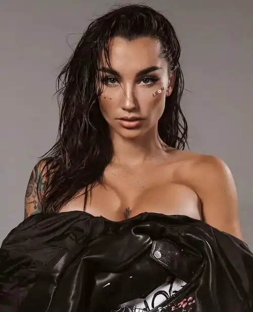 励志mma场上最辣的举牌女郎,纹身遇上马甲线,身材好到令人喷血