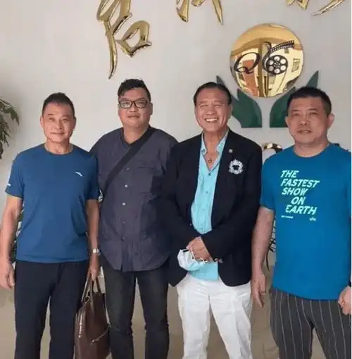 64岁万梓良带47岁妻子现身,夫妻同框像两辈人,妻子是内地空姐