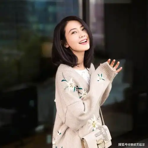 高圆圆穿粉红条纹短袖,红色皮裙加上金色高跟鞋,尽显气质很文艺