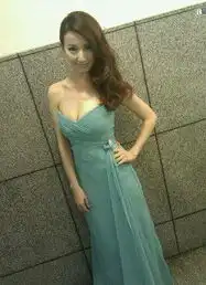 第50届金马奖美女司仪网络走红身材很凶猛