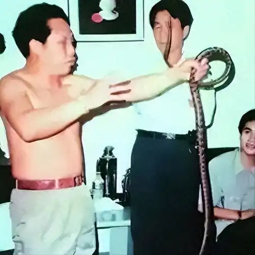 大师王林为几十名女星床上开光,坦胸露乳用酒画符,场面炸裂