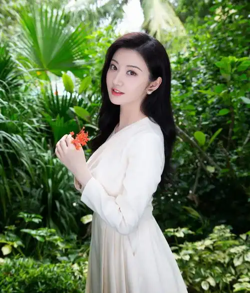魅力女神景甜,肌肤白皙水嫩,美得让人惊叹