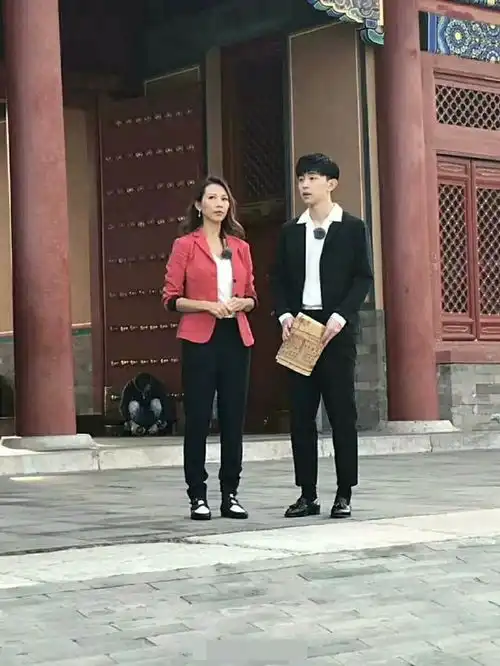 邓伦现身故宫录节目,真人超帅很奶狗,一身西装阳光大男孩