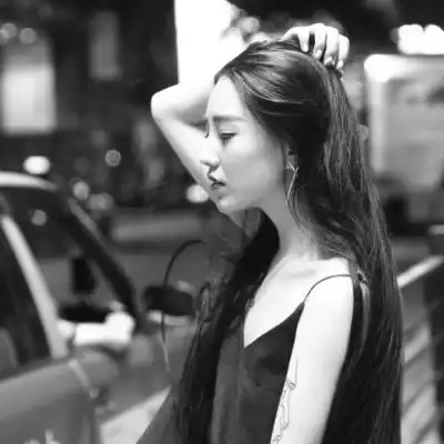 qq黑白头像女生伤感图片可怜的疑心病用感情杀了感情