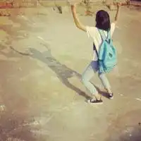 闺蜜头像背影长发蹲坐一人一张愿你成为最好的自己