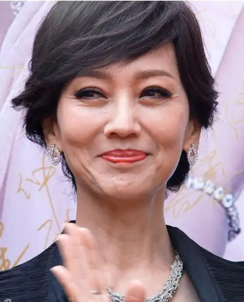 70岁赵雅芝穿搭真大胆,打扮少女却被嘲扮嫩,中老年女明星不容易