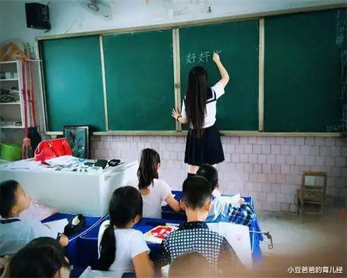 小学老师身穿昂贵的衣服,遭到家长质疑,校方已惩罚