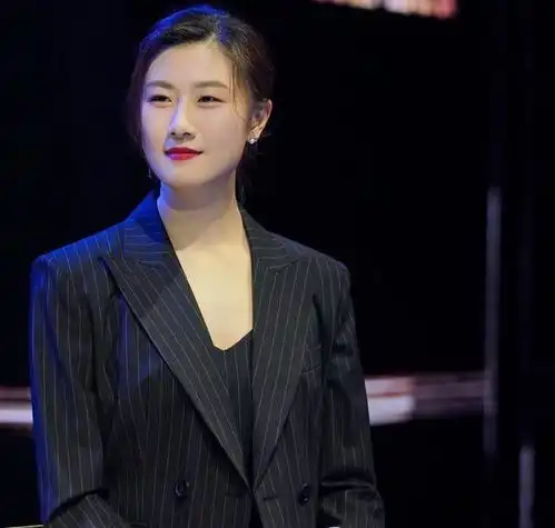 国乒女神丁宁和张继科参加活动,一身蓝色西装有气质,张依然帅气
