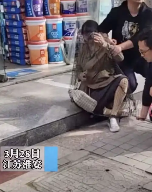 女子遛狗不拴绳反抗执法,被一把套入网中,网友这回逮个大的