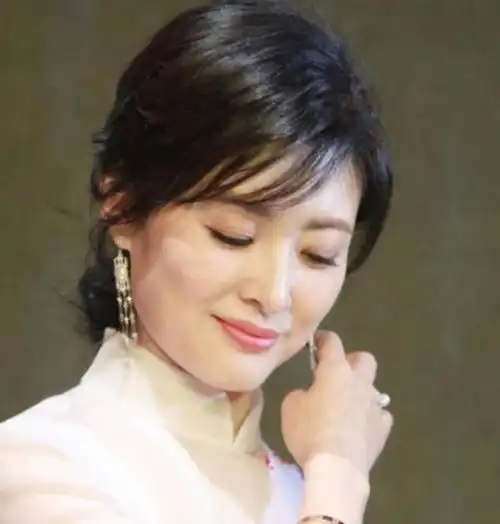 曾是央视一姐,52岁的周涛气场宛如少女,而她发福成大妈