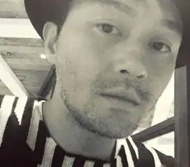 张智霖微博分享照变身沧桑大叔微博感叹玩比工作还累