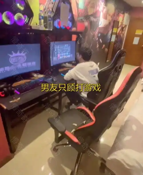 河北女子与男友开电竞房,结果被男友嫌脚臭,把女子晾一边打游戏