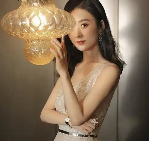 赵丽颖生娃后好有女人味,穿白金色深v裙露好身材,辣妈是真的辣