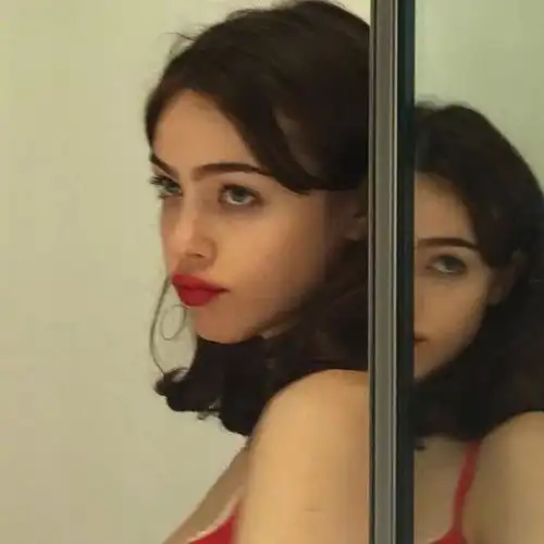 女生头像你并没有那么喜欢我只是恰巧碰到了我