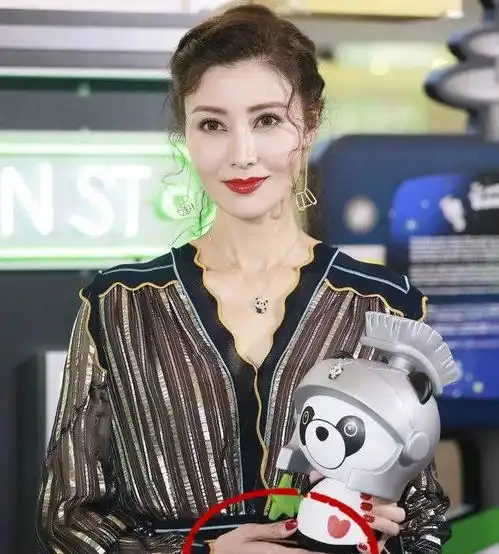 49岁黎姿近照粉衣扮少女,手却暴露年纪,李嘉欣鲁豫也同病相怜