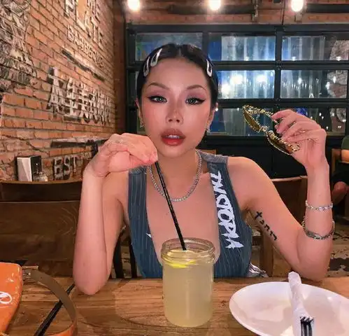 乃万胸前纹身91有什么内涵为什么纹身女rapper上节目必须遮盖