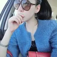 急求跟这个戴墨镜穿淡天蓝色衣服配对的头像