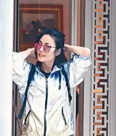 路人偶遇王菲香港中环购物少女感十足