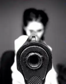 求一张,社会人拿枪指着镜头的图片高清