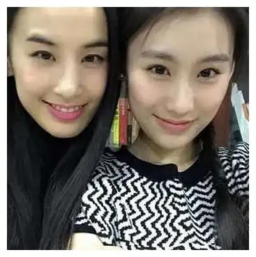 45岁杨子深夜与美女聚餐,戴同款情侣手链,女方身份曝光引热议