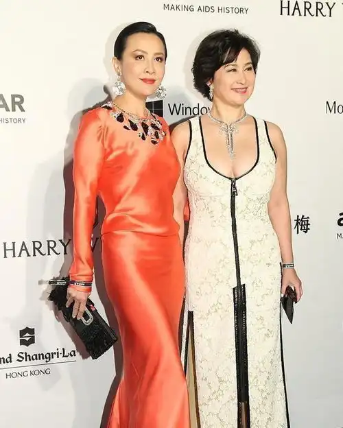 当55岁刘嘉玲同框58岁何超琼,终于明白女人气质比长相重要太多了
