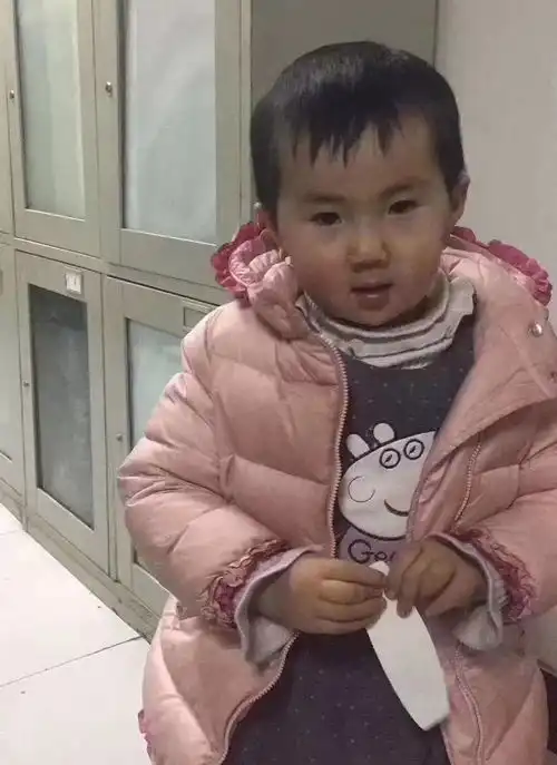 西宁2岁女童生母现身,称因家庭原因无奈做出此举