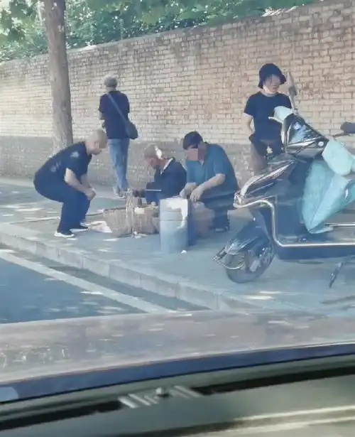 7旬老人卖杏疑遭女子偷拿后嬉笑离去,儿子一斤挣几毛钱,望道歉