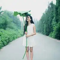求一张和下面配对的女生头像,必须要拿荷叶,闺蜜哦要比较小清新比较清纯的,谢谢各位大虾咯