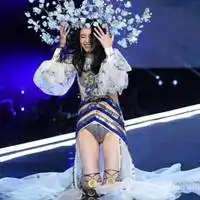 奚梦瑶摔倒表情包微信头像图片大全