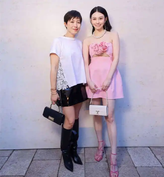 邱淑贞女儿首参加内地时尚活动穿露腰装身材好,气质不输张梓琳