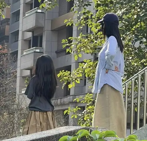 高圆圆带女儿台北公园游玩母女俩背影相似度高
