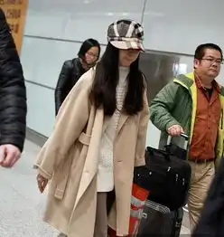 45岁晴格格王艳穿现代装,驼色呢子大衣配针织裤,人美气质佳,宛如少女