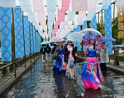 玉林三月三假期首日,帅哥美女和市民们欢聚一堂,共庆民族盛会