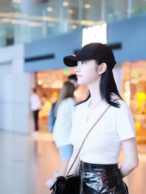 31岁景甜终于穿少女背心,配漆皮拉链裙好甜,这打扮娱乐圈罕见