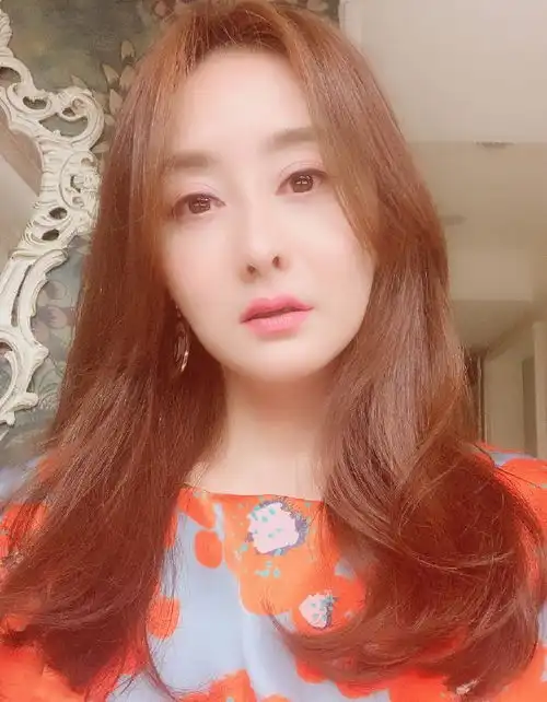 45岁陈德容自曝已离婚,结束与地产小开8年婚姻,近照状态良好