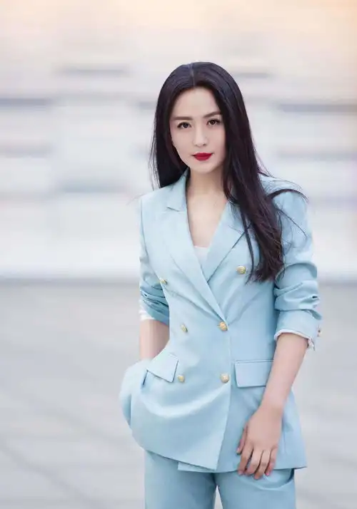 她17岁出道,拍戏时意外怀孕息影,今45岁复出又被骂上热搜