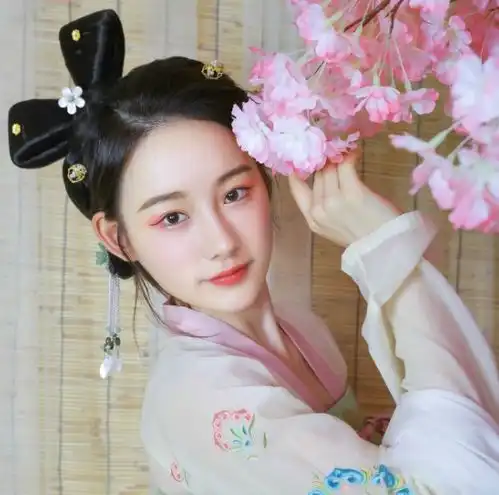 生活中五个生肖女,生肖鸡的人性格开朗生性贪玩,生肖猪对感情也很念旧