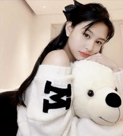 性感女神邱淑贞女儿晒美照,身材火辣迷人,性感气质超越妈妈