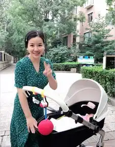 央视美女主持素颜出镜,容颜依旧宛如少女,独自一人带娃出门