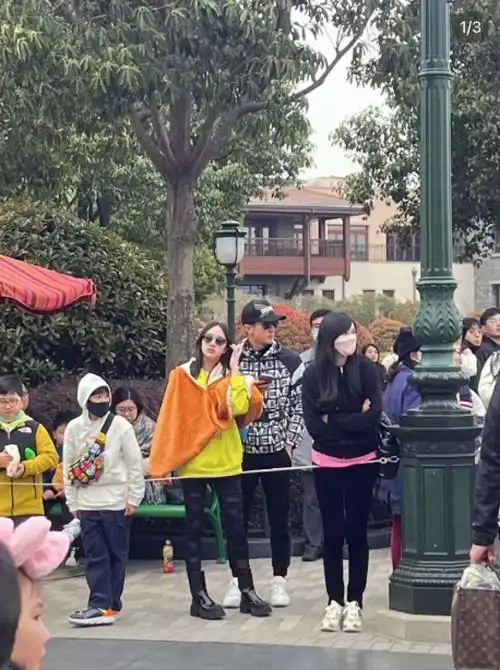吴尊一家四口出游,neinei戴墨镜撩发气质好像大明星,比妈妈会穿