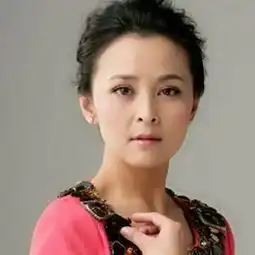 她用13年的时间成就丈夫,却被新欢插足遭到抛弃,今53岁美成少女
