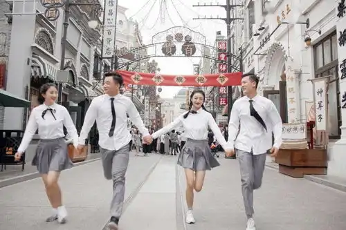 女大学生穿日式校服拍毕业照,甜美可爱却引人批评有伤风化
