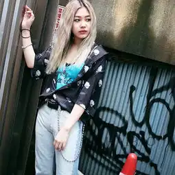 色彩缤纷靓丽,连衣裙和牛仔裤成人气单品海报时尚网日本街拍之古着聚集地原宿篇329期